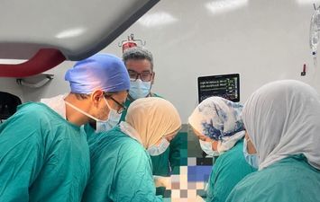 الفريق الطبي المجري العملية 