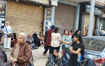 انتظار أولياء الأمور أمام لجان الثانوية العامة