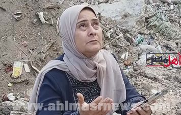 بالدموع والدعاء وتلاوة القرآن.. والدة طالبة ثانوية عامة بكفر الشيخ تنتظر أمام لجنة الامتحان