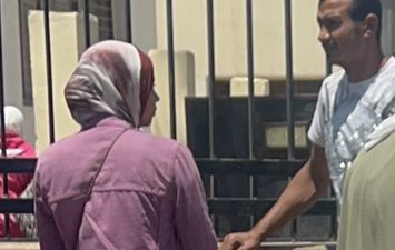بعد ظهورهم بمحيط المحكمة.. شهد ووالدها يغادران الجنايات إلى منزلهم قبل أولى جلسات محاكمة قاتلة عروس بورسعيد 