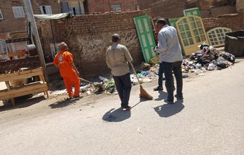 جانب من إزالة القمامه 