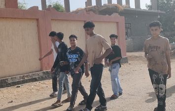 جانب من الطلاب أمام اللجان 