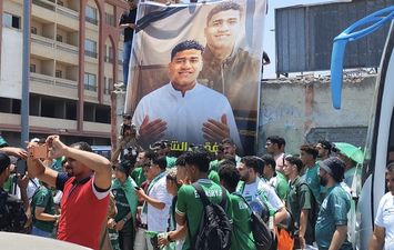 جماهير النادي المصري ترفع صورة طالب كلية الحقوق قبل ترحال نهائي الرابطة