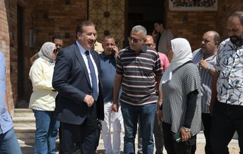 محافظ بورسعيد يزور جمعية "النور والأمل"  