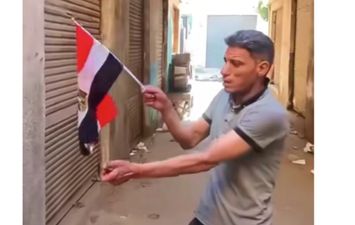 شاب يحرق علم مصر