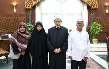 شيخ الأزهر يتكفل بعلاج طالب تايلاندي