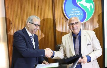 صورة من توقيع البروتوكول 