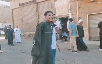 طالب يسانده زميله