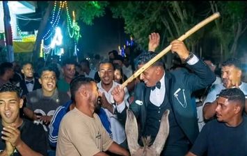 عريس يدخل حفل زفافه على حمار