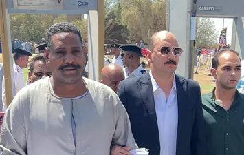 لحظة تقديم الكفن