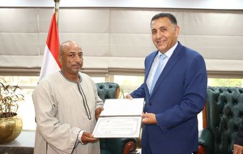 محافظ القليوبية يُكرم عامل التشغيل محمد عبدالعزيز