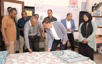 محافظ بورسعيد يتفقد استراحات مراقبي الثانوية العامة ويوجه بتوفير كافة سبل الراحة لضيوف المحافظة