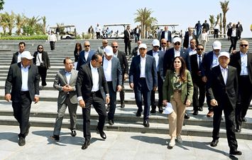مصطفى مدبولي يتفقد حدائق تلال الفسطاط