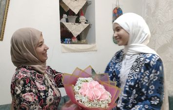 والدة رقيه الأولي علي الإسماعيلية عملت الورد بإيدي وقدمتة لبنتي 