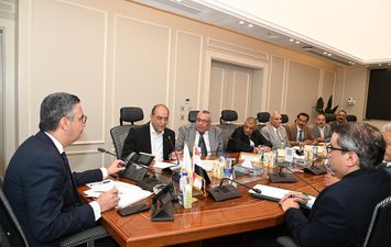 وزير التموين اثناء لقاءه المهندس أسامة الشاهد رئيس الغرفة التجارية بمحافظة الجيزة
