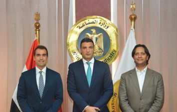 وزير الصناعة مع مسؤولين شركه جيد تكستايل 