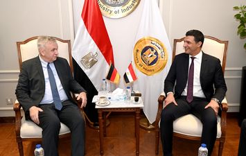 وزير الصناعة والسفير الالمانى