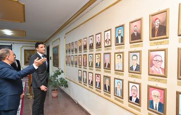 وزير الصناعه اثناء زيارة المطابع الاميرية