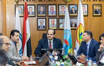  رئيس إيجاس يتابع خطط زيادة إنتاج الغاز بشركة البرلس