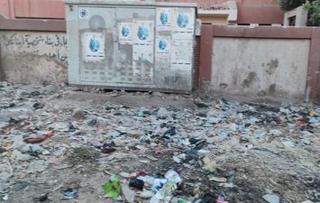 جانب من القمامة أمام باب المدرسة 