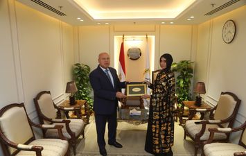وزير النقل يكرم السيدة 