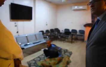 عامل نائم خلال جولة المحافظ