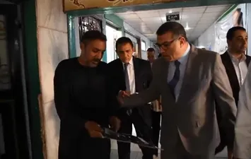 محافظ قنا  مع المواطن