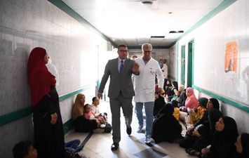 محافظ قنا خلال جولته داخل المستشفى 