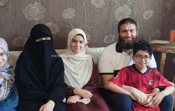 خديجة برفقة والديها وشقيقيها 