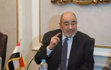 محمد إسماعيل عبده رئيس شعبة المستلزمات الطبية