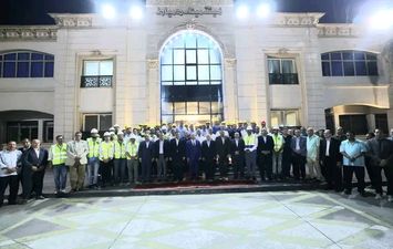الوزير مع الأطقم 