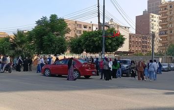 أولياء أمور طلاب الثانوية العامة بكفر الشيخ ينتظرون أبناءهم أمام اللجان