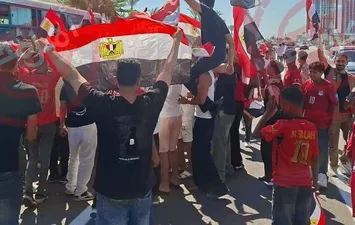 الجماهير في مطار العلمين