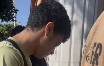  القرآن طمأنينة قلبي".. طالب  أمام لجان الثانوية العامة ببورسعيد مش عاوز يسيب المصحف 
