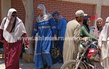 انهيار طالبة ثانوية عامة في أحضان والدتها عقب خروجها من امتحان الكيمياء 