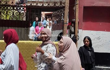 بعض الطالبات أثناء خروجهن من الامتحانات