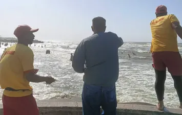 بيحذرهم بنفسه  &hellip; رئيس حى غرب  ببورسعيد يحذر  المواطنين من نزول مياه البحر 