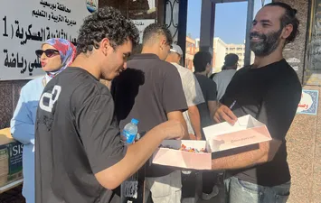 بيوزعوا عليهم "بنبوني" ومياه معدنية.. لحظة دخول طلاب الثانوية العامة ببورسعيد اللجان لأداء امتحان الإنجليزي