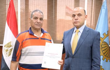 تسليم العقود