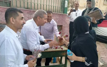 توزيع الورود والمياه