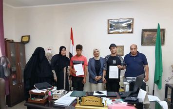 جانب من تسليم العقود للشباب بمديرية عمل الإسماعيلية 