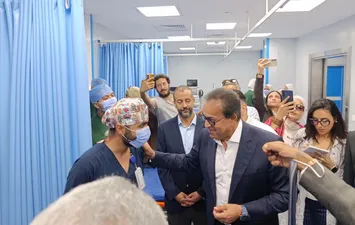 جانب من جولات وزير الصحة بمستشفى أورام المحافظة 