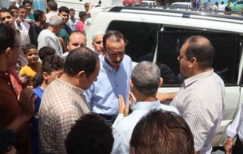 جانب من لقاء محافظ سوهاج بأهالي أخميم 