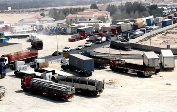 جهاز تنظيم النقل البري يتدخل لحل أزمة تكدس الشاحنات المصرية بميناء نيوم السعودي