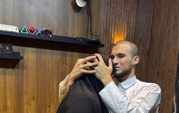 حازم مصطفى ووالدته 