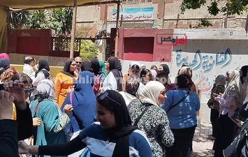 خروج الطالبات من الامتحانات 