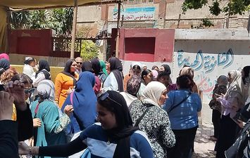 خروج الطالبات من لجان الامتحان