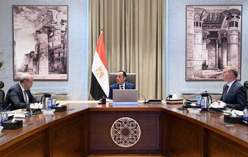 رئيس الوزراء ووزيرا الطيران المدني والبترول