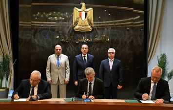 رئيس الوزراء يشهد توقيع عقد بين "الطاقة المتجددة" وقناة السويس