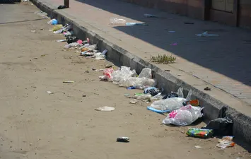 تراكمات للقمامة بالشوارع
